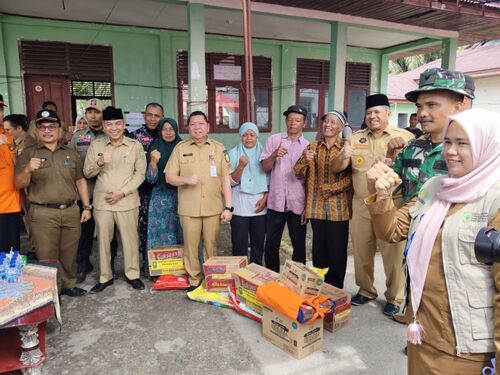 Pemprov Riau salurkan bantuan beras untuk korban banjir di Siak. (Foto: Media Center Riau)